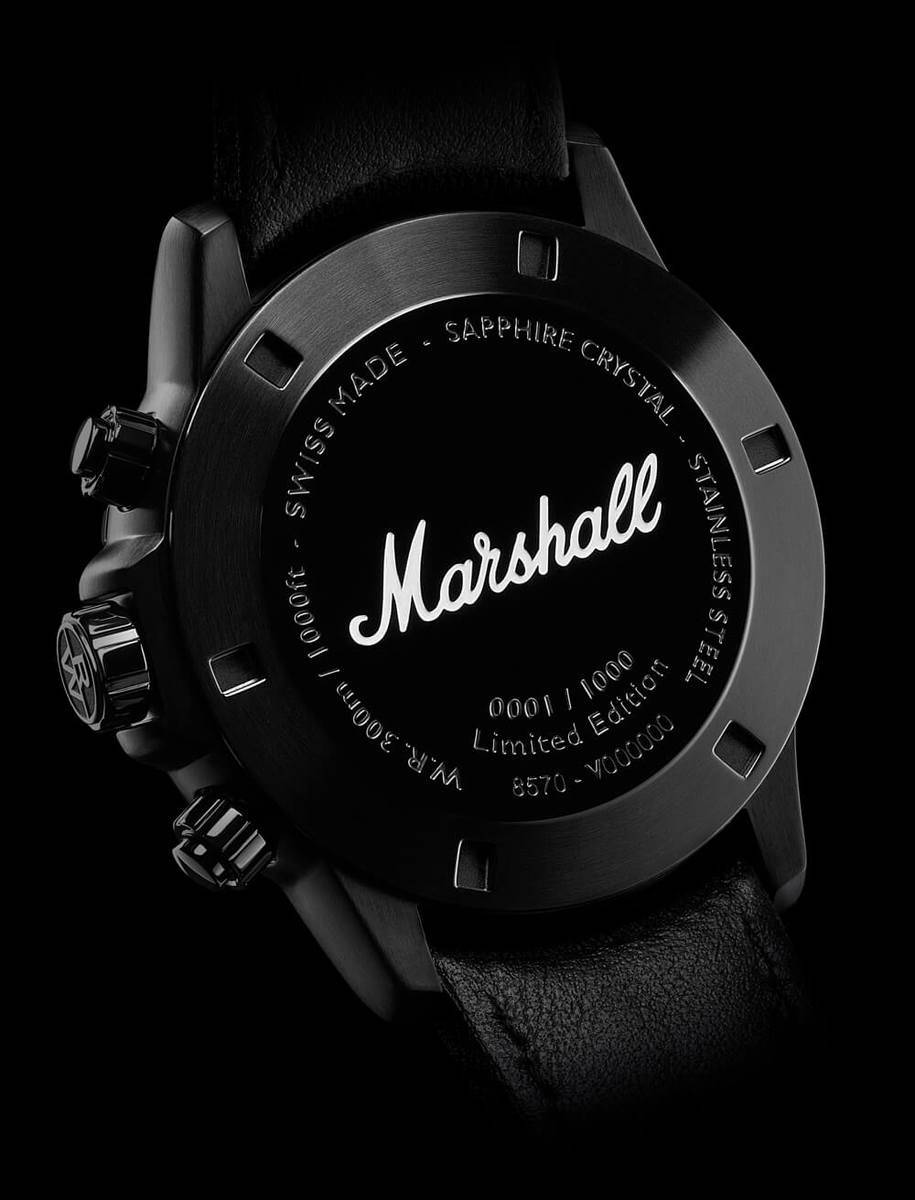 Achterzijde van de Raymond Weil Tango herenhorloge 43mm Limited Edition met Marshall-logo en serienummer gegraveerd op zwarte kast.