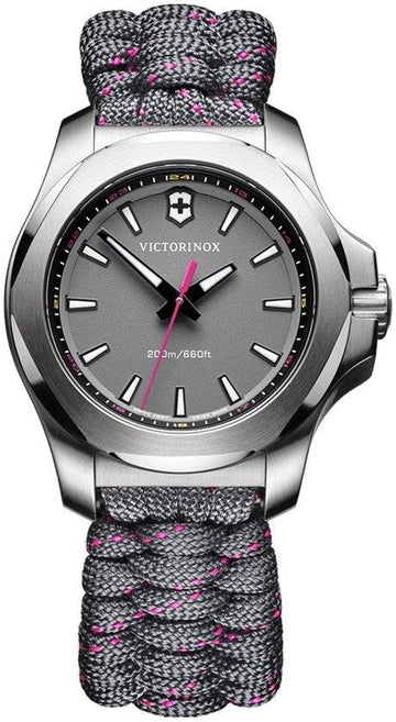 Victorinox dameshorloge 37mm 20 ATM met grijze wijzerplaat en paracord band met roze accenten, ideaal voor outdoor en dagelijks gebruik.
