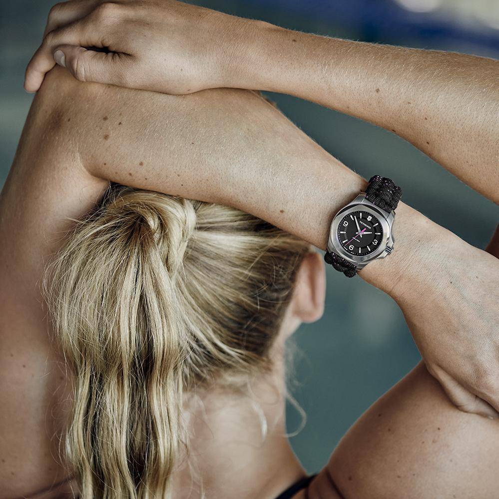 Victorinox I.N.O.X. Dameshorloge 37mm gedragen door sportieve vrouw met blond haar, ideaal voor actieve levensstijl en waterbestendig tot 20 ATM.