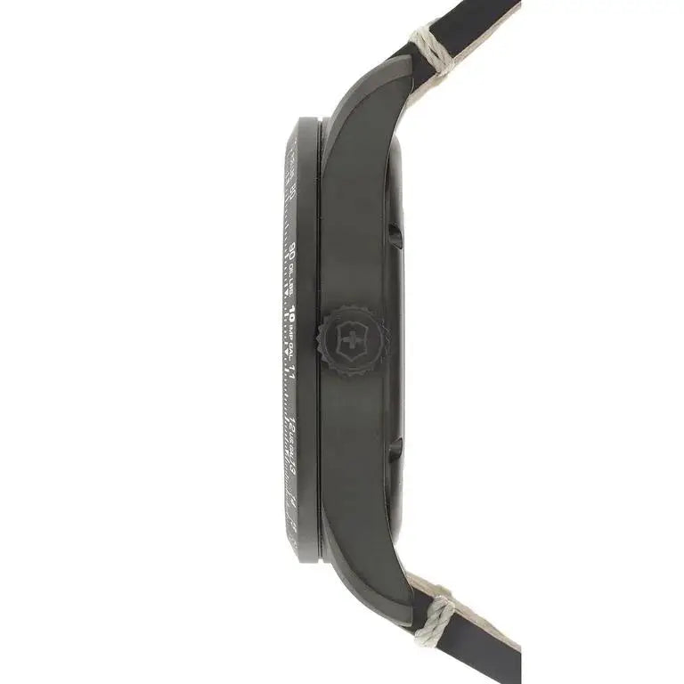 Zijaanzicht van de Victorinox AirBoss Mechanical 241821 Herenhorloge 42mm met zwarte kast en kroon met logo. Swiss Made herenhorloge met robuust design.