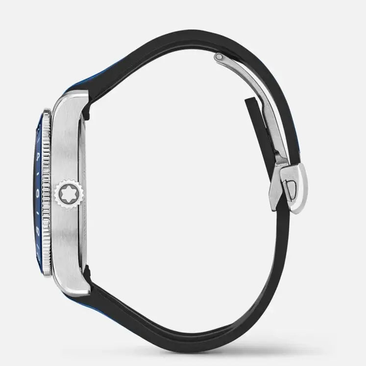 Montblanc 1858 GMT Automatic ref: 129617 herenhorloge 42mm met roestvrijstalen kast en zwarte rubberen band, zijaanzicht met kroon en gesp.