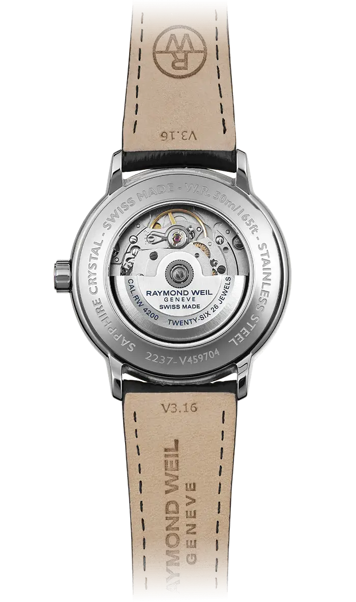 Achterkant van Raymond Weil Maestro herenhorloge 40mm met zichtbare Zwitserse automatische uurwerk en leren band. Luxe Swiss Made horloge.