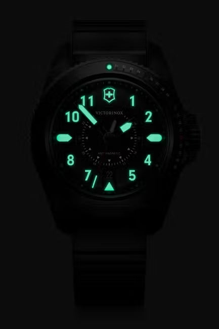 Victorinox Journey 1884 Herenhorloge 241982 43mm met oplichtende wijzers en cijfers, ideaal voor gebruik in het donker. Swiss Made horloge met 20 ATM waterdichtheid.