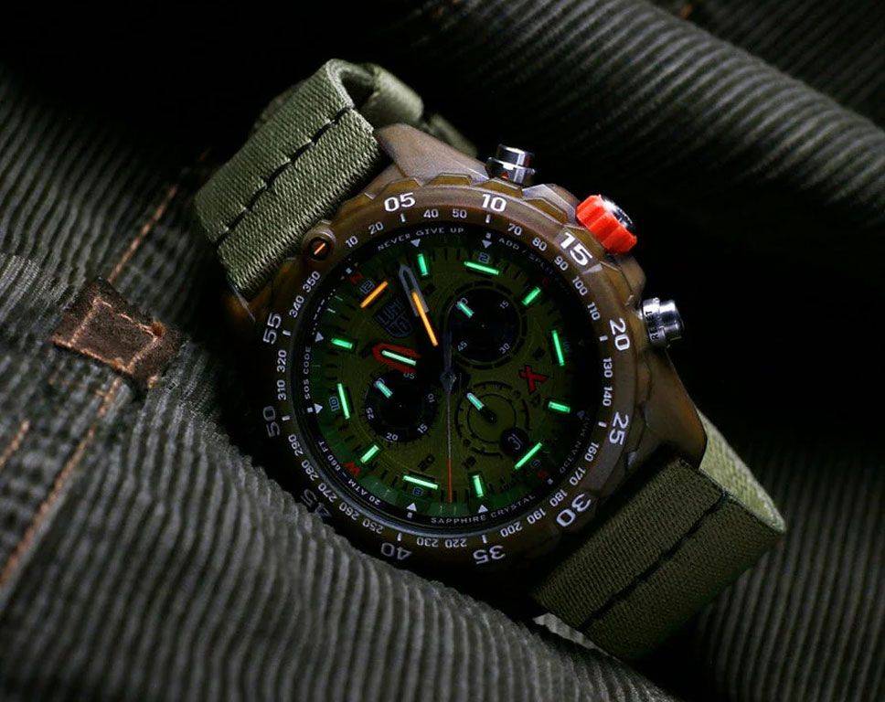 Luminox Bear Grylls Survival ECO Master Sustainable Outdoor Watch XB.3757 ECO 45mm met groene wijzerplaat en lichtgevende wijzers, heren horloge op groene stoffen band. Ideaal voor outdoor avonturen en duurzaam gebruik.