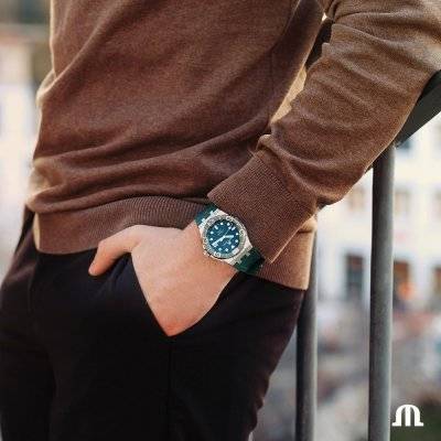 Aikon Automatic Venturer - Maurice Lacroix herenhorloge 43mm met blauwe wijzerplaat en roestvrijstalen kast, gedragen bij casual outfit. Luxe Swiss Made duikhorloge met 30 ATM waterbestendigheid.