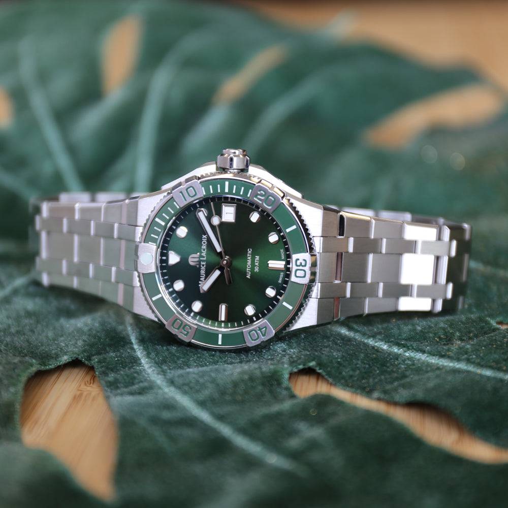 Maurice Lacroix Aikon Automatic Venturer herenhorloge 43mm met groene wijzerplaat en roestvrijstalen band, waterdicht tot 30 ATM. Luxe Swiss Made duikhorloge voor heren in de categorie sieraden en horloges.