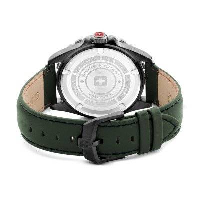 Swiss Military Hanowa Carbon Peak 44mm horloge met groene lederen band en zwarte gesp, achteraanzicht van de robuuste horlogekast.