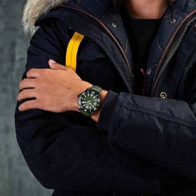 Swiss Military Hanowa Carbon Peak 44mm horloge gedragen door man in winterjas, ideaal herenhorloge voor avontuurlijke stijl en functionaliteit.