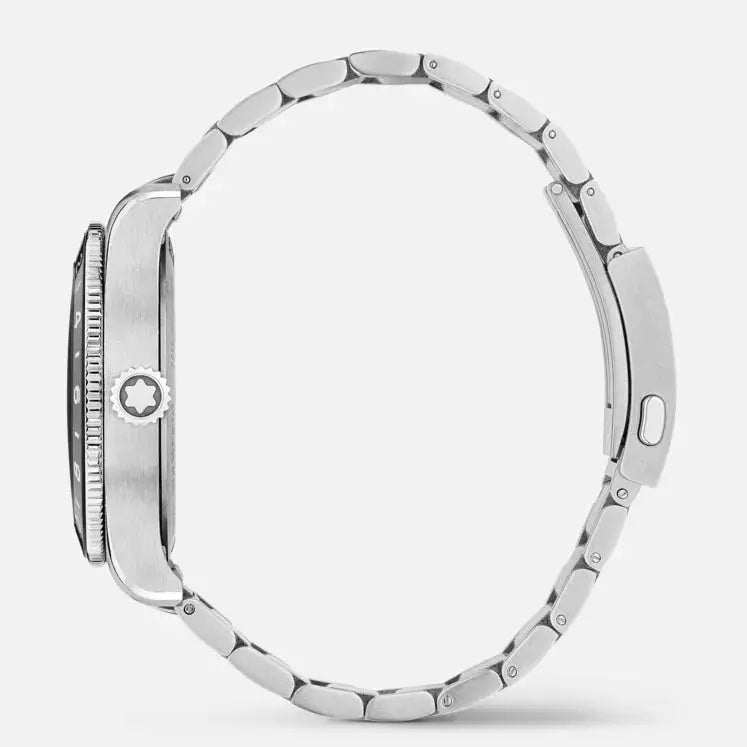 Montblanc 1858 GMT Automatic ref: 129615 herenhorloge 42mm met roestvrijstalen kast en armband, zijaanzicht. Swiss Made luxe horloge voor heren.