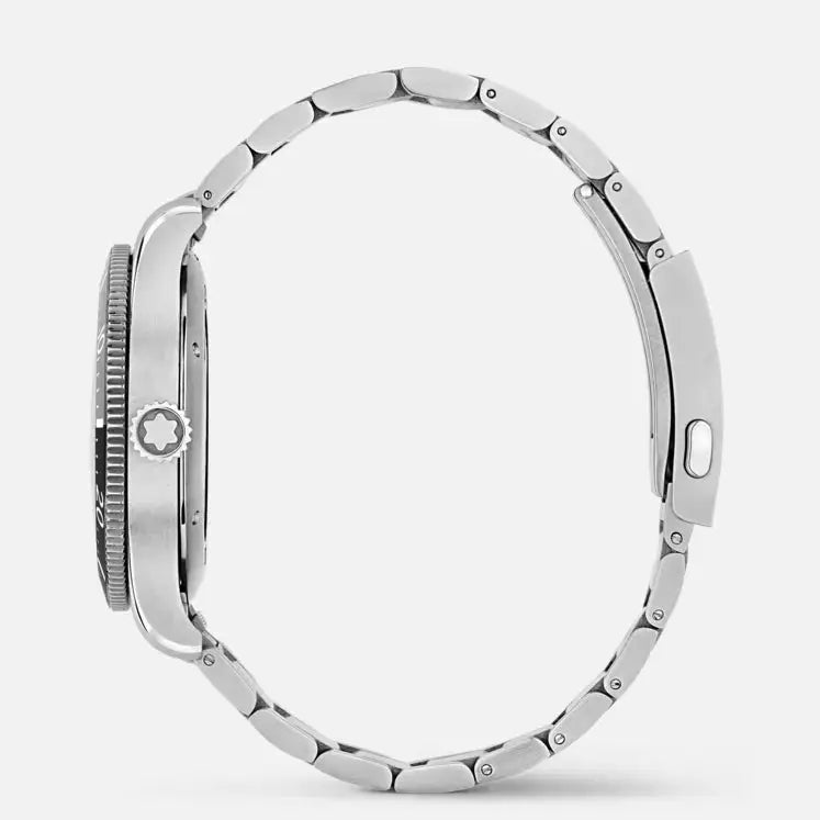 Montblanc 1858 Iced Sea Automatic Date ref: 129371 Herenhorloge 41mm met roestvrijstalen kast en band, zijaanzicht met kroon en sluiting.