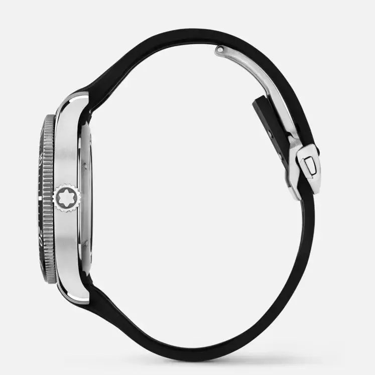 Montblanc 1858 Iced Sea Automatic Date ref:129372 herenhorloge 41mm met roestvrijstalen kast en zwarte rubberen band, zijaanzicht.