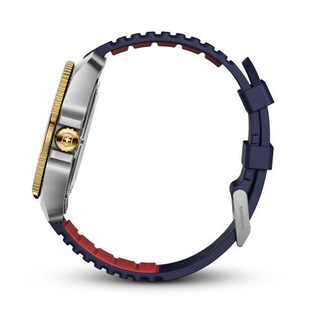 Zijaanzicht van de Victorinox Journey 1884 Herenhorloge 242013 43mm met blauwe rubberen band en goudkleurige bezel, waterdicht tot 20 ATM.